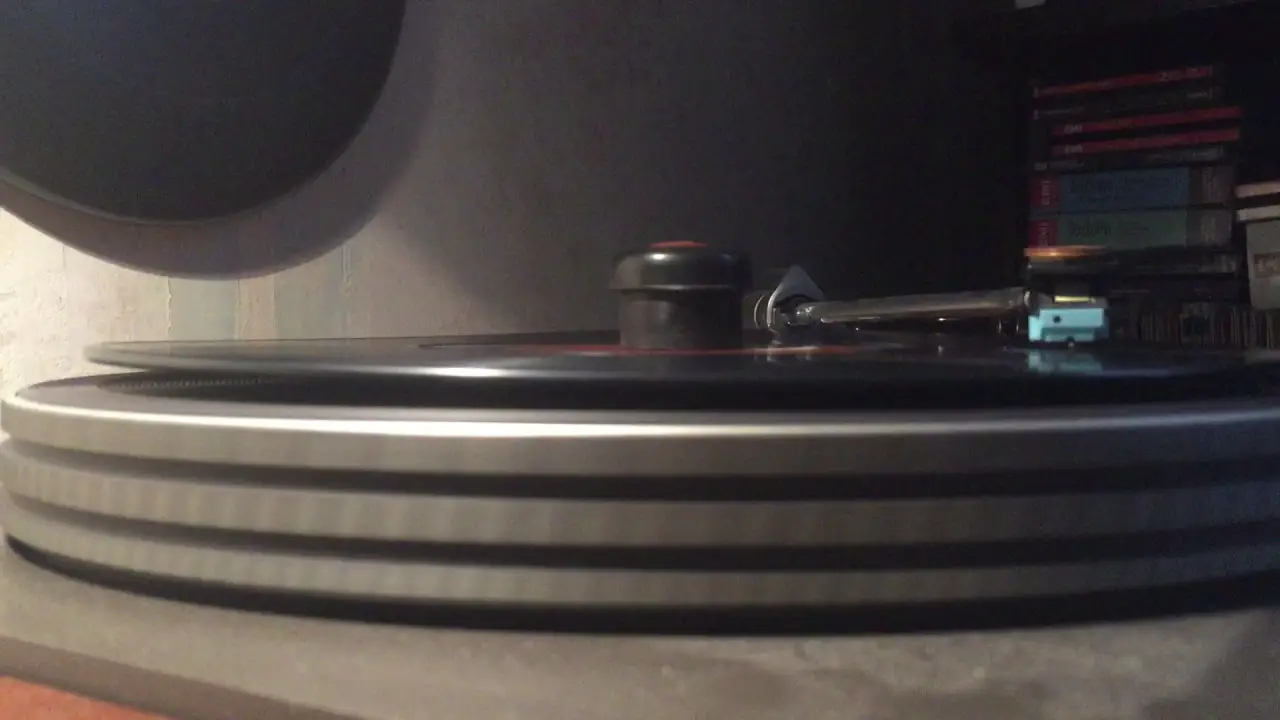 Comment redresser un disque vinyle voilé ?